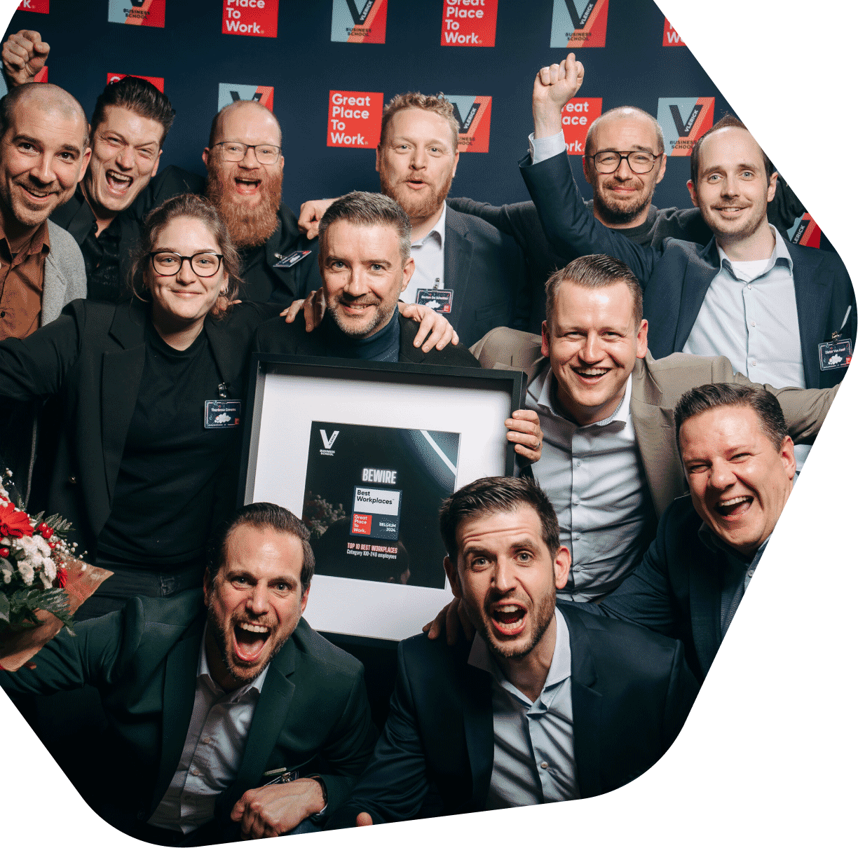 The Bewire management team met hun verkregen certificaat op de Great Place To Work award show