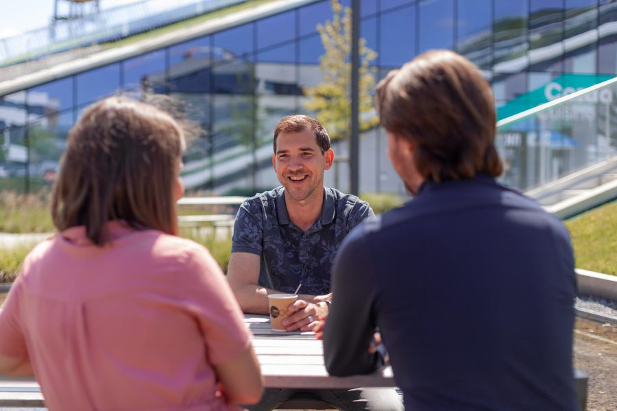 Een outdoor meeting van Hived op de Corda Campus