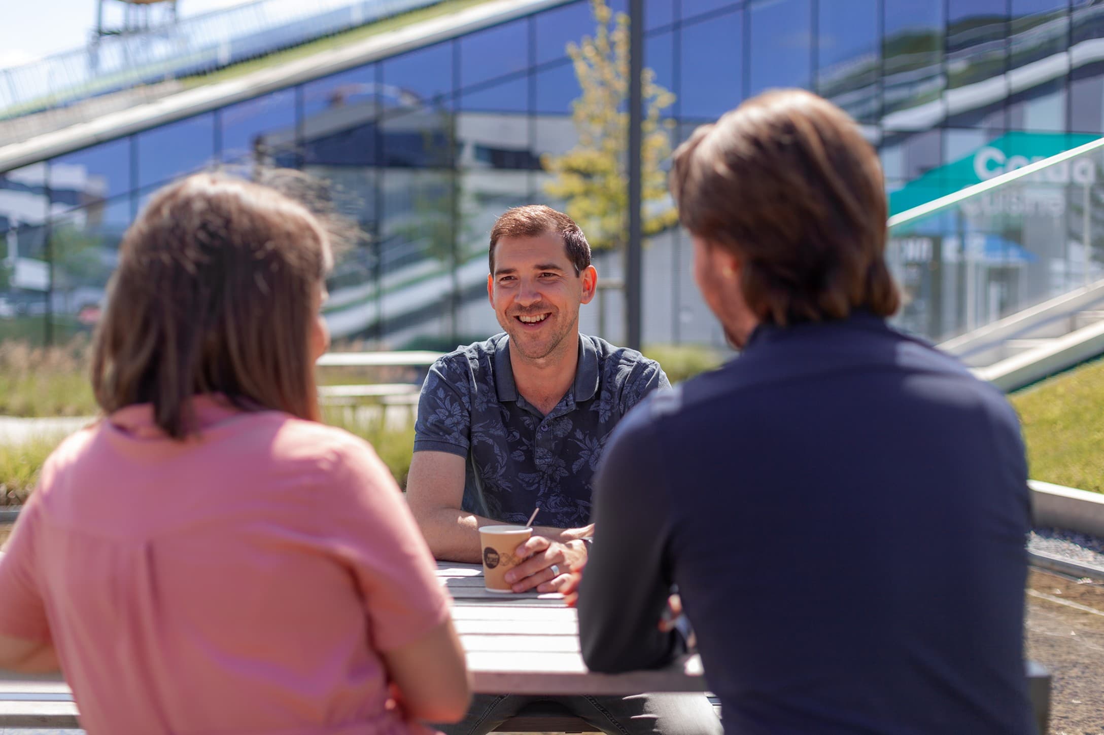 Een outdoor meeting van Hived op de Corda Campus