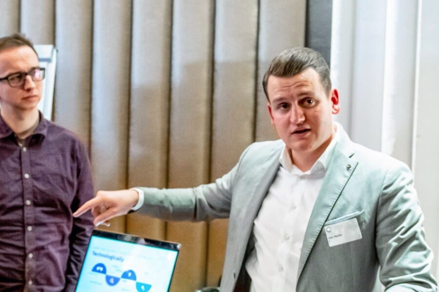 Jens presenteert op de jaarlijkse Bewire offsite