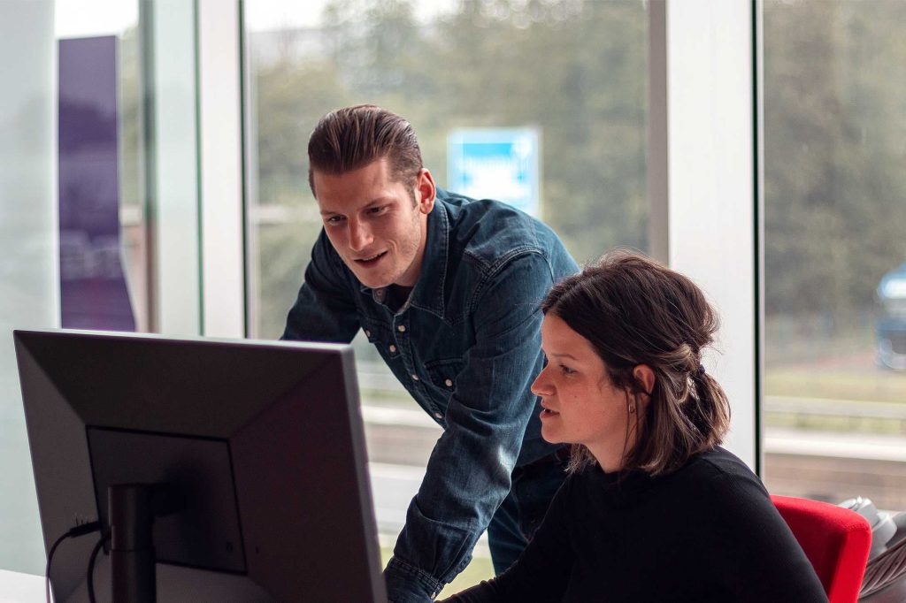 Jan tijdens een feedbackmoment op de werkplek van Studio Ignite