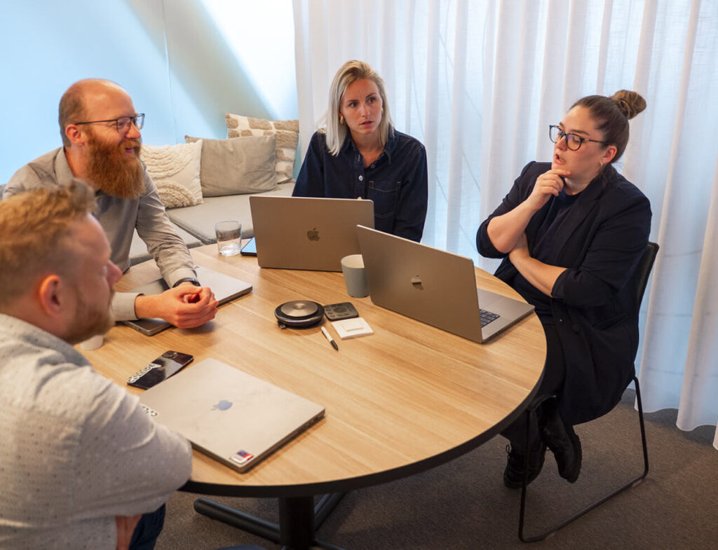 Het branding & marketing team van Bewire in overleg met de coördinatoren van Collide