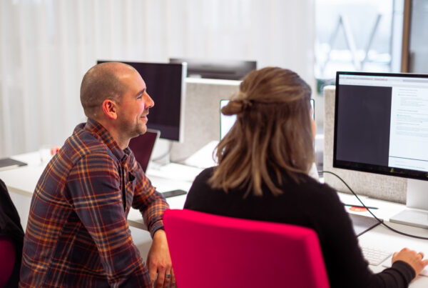 Collega's bespreken belangrijke ondernemersdilemma's