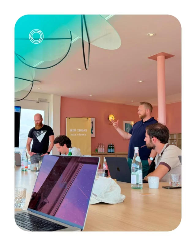 Strategie maak je niet achter een bureau alleen. Onze Managing Partners trokken er recent samen op uit voor hun jaarlijkse offsite.

Een fietstochtje door het groen, en tussendoor de plannen voor 2027 stevig tegen elkaar afzetten.

Wat de specifieke focus van een deelbedrijf binnen ons ecosysteem ook is, het valt of staat met de mensen die aan het stuur zitten. En een goede strategie moet nu eenmaal bestand zijn tegen een kritische blik van je collega-ondernemer, ook op de fiets ;) 

#ondernemeninbelgië #Cronos #ondernemen