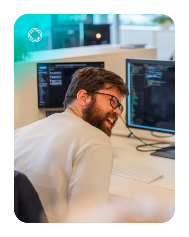 Wie beweert dat z'n IT-projecten altijd vlekkeloos verlopen, heeft waarschijnlijk nog nooit een IT-project geleid. 😉

De praktijk heeft nu eenmaal een uitstekend gevoel voor humor. En het begint vrijwel altijd met de klassieker: "Maar lokaal werkte het wél..." 

Een vergeten vinkske dat een heel systeem laat twijfelen over zijn eigen bestaan. Een 'snelle fix' op vrijdag om 16u55. Of die ene update die precies voor het weekend beslist te staken.

Bij Bewire zien we dat niet als drama’s, maar als leergeld. Want wie onderneemt en vernieuwt, leert nu eenmaal met vallen, opstaan en er achteraf eens goed om lachen.

Wat is jouw meest gedenkwaardige IT-blunder?
Eerlijke verhalen worden gewaardeerd 👇

#itcareers #ondernemerschap #IT #cronos #bewire